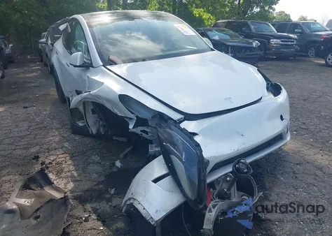 2022 Tesla Model Y Performance Dual Motor All-Wheel Drive z USA, uszkodzony, nr VIN 7SAYGDEF7NF380775